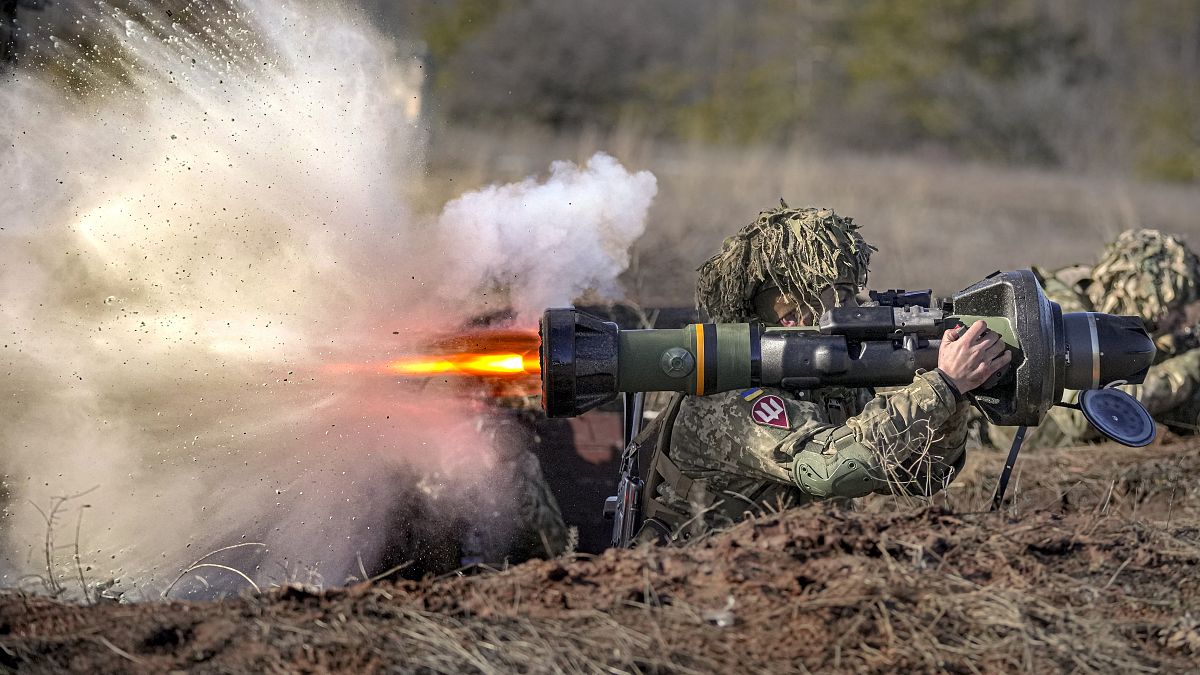 Украинский военный испытывает противотанковую ракету NLAW. Февраль 2022 года