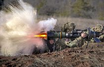 Украинский военный испытывает противотанковую ракету NLAW. Февраль 2022 года