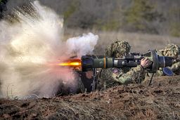 جندي أوكراني يطلق قذيفة صاروخية مضادة للدبايات في دونيتسك. 
