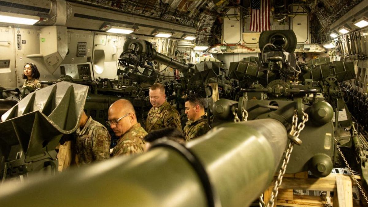 مشاة البحرية الأمريكية وهم يحملون مدافع هاوتزر في عنبر الشحن التابع لسلاح الجو الأمريكي. 2022/04/27