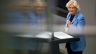 Bundesverteidigungsministerin Christine Lambrecht hält eine Rede im Bundestag, 29.04.2022