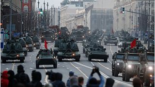 عشرات المركبات العسكرية تتجه نحو الساحة الحمراء في موسكو