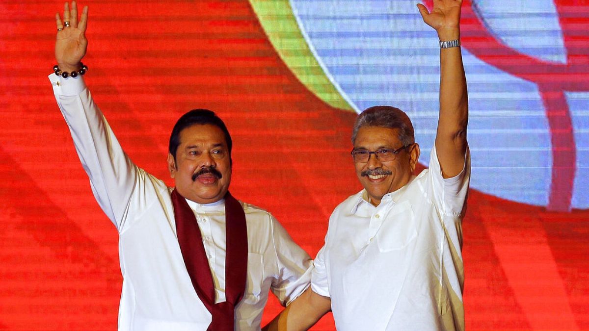  Mahinda Rajapaksa (solda) kardeşi Gotabaya Rajapaksa ile halkı selamlıyor (arşiv)