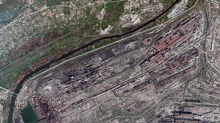 Műholdas felvétel az Azovstal acélmű szétlőtt épületeiről