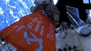 رائد فضاء روسي يرفع علم النصر السوفياتي فوق محطة الفضاء الدولية
