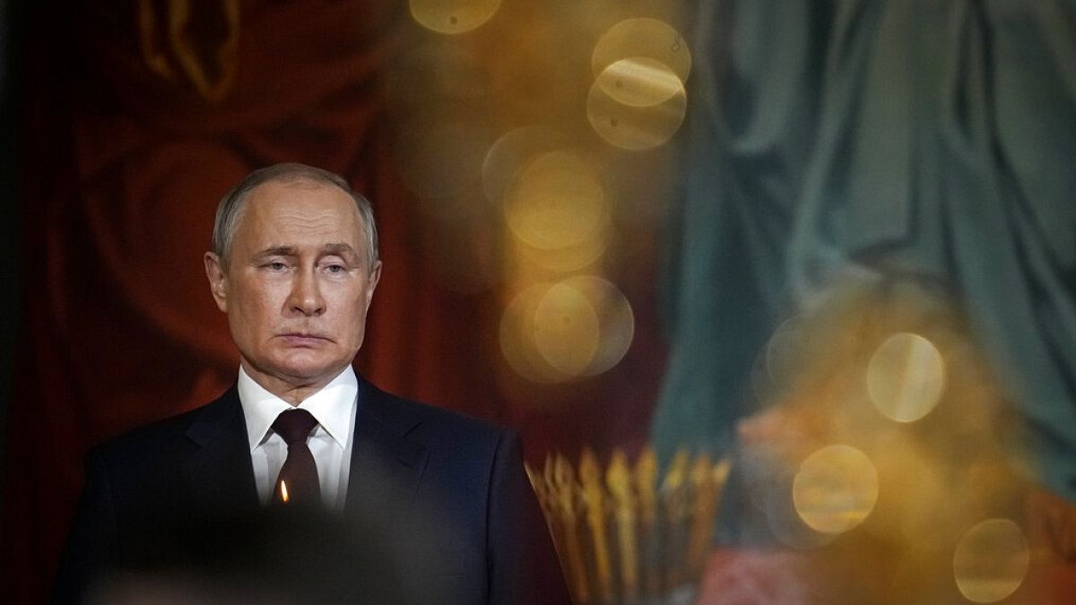 Putyin az ortodox húsvétot ünnepli