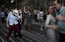 Pessoas festejam na rua, sem restrições sanitárias impostas durante a pandemia de covid-19