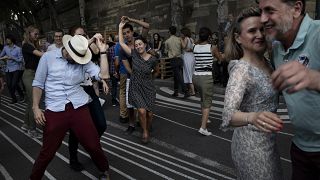 Pessoas festejam na rua, sem restrições sanitárias impostas durante a pandemia de covid-19