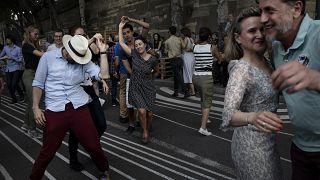 La mayoría de los países europeos han levantado todas las restricciones, y las mascarillas se limitan ahora al transporte público y a los centros sanitarios.