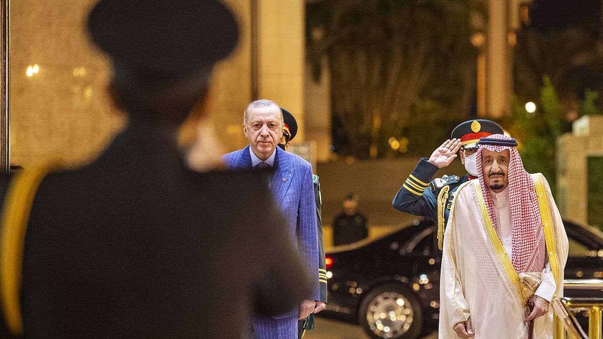 الملك السعودي سلمان بن عبد العزيز (يمينا) إلى جانبه الرئيس التركي رجب طيب أردوغان أثناء حفل الإستقبال