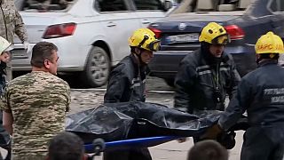 Скриншот: останки журналистки выносят из разрушенного здания