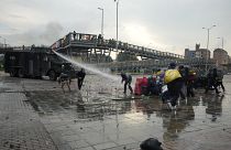Estudiantes universitarios y la policía se enfrentan en Bogotá, Colombia, el jueves 28 de abril de 2022. 