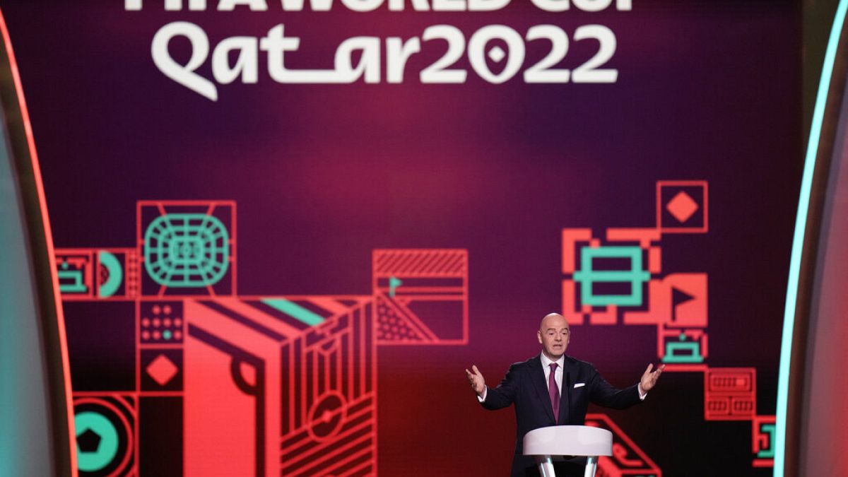 رئيس الفيفا جياني إنفانتينو أثناء الإعلان عن قرعة كأس العالم لكرة القدم 2022 في مركز الدوحة للمعارض والمؤتمرات في الدوحة، قطر، الجمعة 1 أبريل 2022