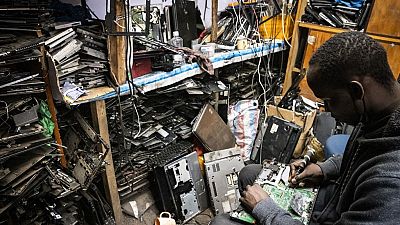 Kenya : recycler pour endiguer la marée des déchets électroniques