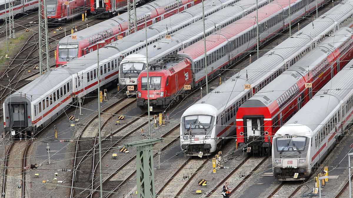Los trenes están estacionados fuera de la estación principal de trenes en Frankfurt, Alemania, el 15 de octubre de 2014. (Archivo).