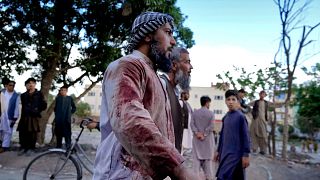 أفغاني ملطخ بالدماء بعد نجاته من التفجير