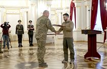El presidente de Ucrania Volodímir Zelenski da una medalla de "Héroe de Ucrania" a un militar ucraniano, 29/4/2022