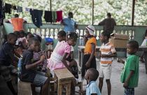 Unos niños se refugian en un albergue reconvertido de Puerto Príncipe, Haití, el jueves 28 de abril de 2022.