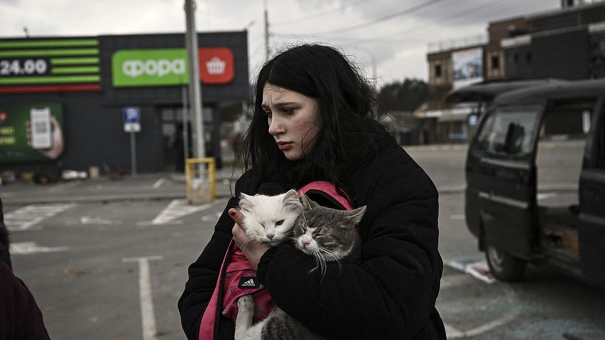 الصورة من أوكرانيا حيث حاول مدنيون عدم التخلي عن حيوانتهم الأليفة عند نزوحهم 