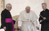 Monseñor Leonardo Sapienza ayuda al Papa Francisco a levantarse al final de su audiencia general semanal en la Plaza de San Pedro, en el Vaticano, el 20 de abril de 2022