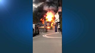 Un ciudadano captura con su teléfono el momento del incendio de uno de los autobuses eléctricos de París