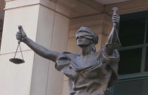 Статуя Фемиды перед зданием федерального суда в Александрии, США. Кадр из видео