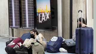 Пассажиры ждут вылета в аэропорту, Лос-Анджелес, апрель 2022 г.