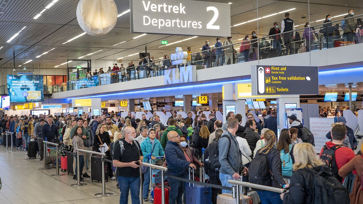 Fluggäste am 30. April 2022 in der Warteschlange am Flughafen Schiphol 