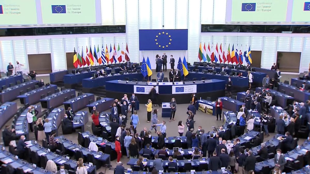 Az Európa jövőjéről szóló konferencia résztvevői az Európai Parlamentben. 