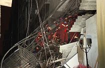 Китайские спасатели работабт на месте обрушения здания в городе Чанша, 29 апреля 2022 г.