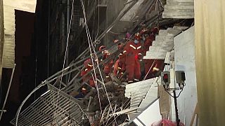 Китайские спасатели работабт на месте обрушения здания в городе Чанша, 29 апреля 2022 г.