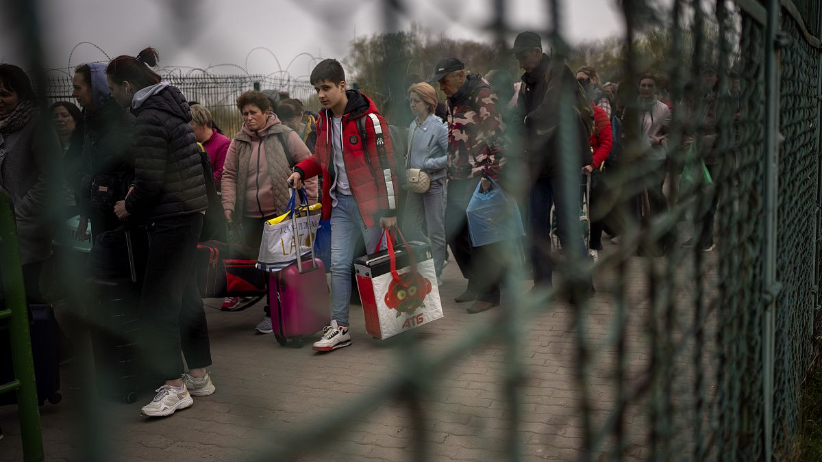 Refugiados ucranianos continuam a cruzar a fronteira de Medyka para a Polónia