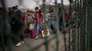 Refugiados ucranianos continuam a cruzar a fronteira de Medyka para a Polónia