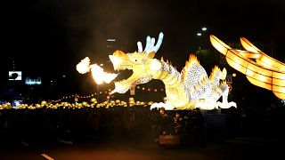 Los budistas llevan linternas en un desfile durante el Festival de Linternas de Loto en Seúl, Corea del Sur, el sábado 30 de abril de 2022. 