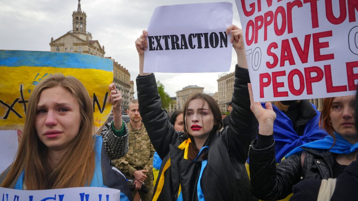 Des familles et militants manifestant à Kyiv pour demander l'évacuation des militaires et des civils de Marioupol, samedi 30 avril 2022. 