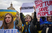 Des familles et militants manifestant à Kyiv pour demander l'évacuation des militaires et des civils de Marioupol, samedi 30 avril 2022.