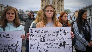Angehörige bei einer Kundgebung in Kiew, die internationale Unterstützung zur Rettung von Militäreinheiten und Zivilisten aus Mariupol fordern
