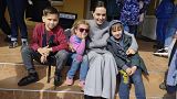 La actriz Angelina Jolie se reúne con desplazados de la guerra en Ucrania