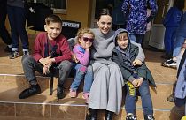 La actriz Angelina Jolie se reúne con desplazados de la guerra en Ucrania