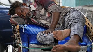 Un homme dort sur son rickshaw lors d'une chaude journée d'été à Lucknow, dans l'Uttar Pradesh, jeudi 28 avril 2022.