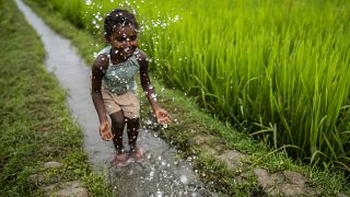 Ребенок играет с водой. Гувахати, Индия