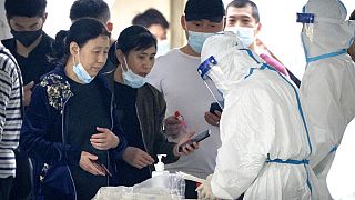 أشخاص يسجلون للقيام باختبارات كوفيد-19، بكين،3 أبريل 2022.