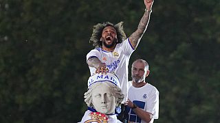A Real Madrid csapatkapitánya, Marcelo ünnepel a Plaza de Cibelesen