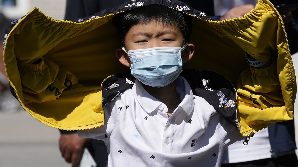 Tesztre várakozó kisfiú Pekingben 2022. május 1.