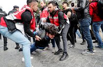 ضباط شرطة يعتقلون متظاهرا حاول تحدي الحظر والتظاهر في ميدان تقسيم الرئيسي في إسطنبول. 2022/05/01