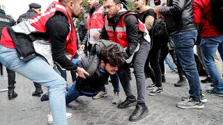 ضباط شرطة يعتقلون متظاهرا حاول تحدي الحظر والتظاهر في ميدان تقسيم الرئيسي في إسطنبول. 2022/05/01