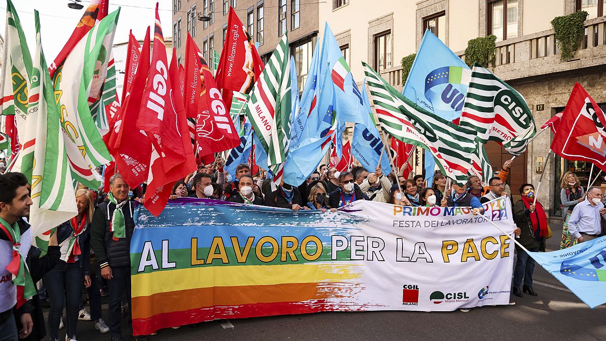 Лозунг "Работа для мира" на первомайском шествии в Милане