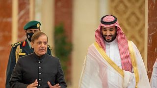 ولي العهد السعودي الأمير محمد بن سلمان خلال لقائه برئيس الوزراء الباكستاني شهباز شريف، جدة - 29 أبريل  2022.