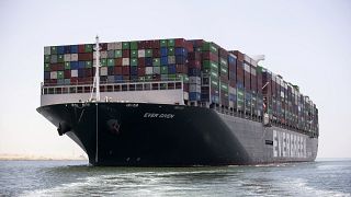 سفينة الشحن "إيفر غرين" تحمل حاويات وتعبر مياه قناة السويس المصرية