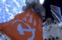 A Roszkozmosz űrhajósai szovjet győzelmi zászlóval 2022. április 28-án, csütörtökön